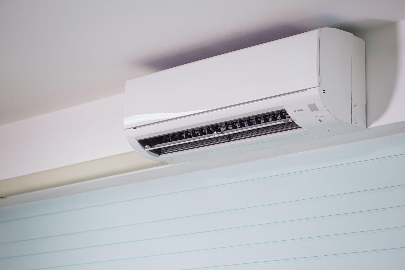 Unité intérieure de pompe à chaleur air/air installée en hauteur dans une pièce de vie